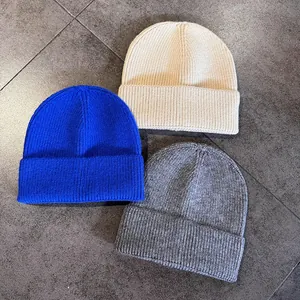 Berretti classici in maglia blu, beige e grigio con risvolto per il calore invernale