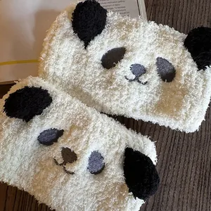 Détail macro du bandeau panda en polaire corail douce avec des oreilles 3D
