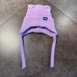 Detalle del gorro de punto violeta claro con orejas de gato y cintas largas de pelo suave