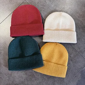 Berretti classici in maglia con risvolto in bordeaux, panna, verde bosco e giallo senape