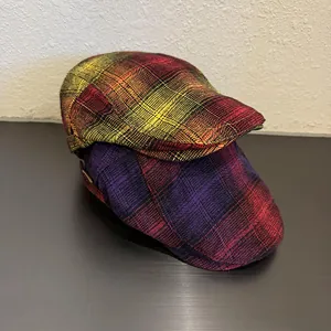Gorras de cuadros británicos clásicos en mezcla de lana tonos rojo cálido y púrpura