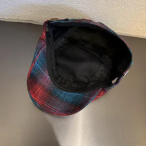 Gorra clásica de cuadros rojos y azules con forro grueso para otoño e invierno
