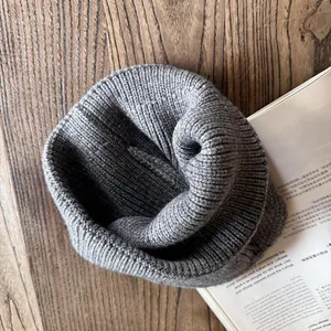 Dettaglio del berretto in maglia grigia su una rivista per mostrare la texture