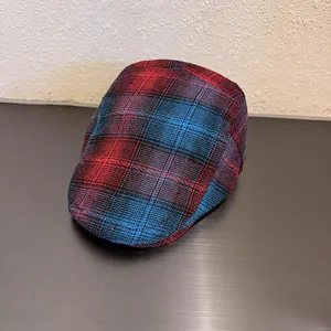 Detalle de textura de gorra de cuadros rojos y azules con tejido de lana mixto