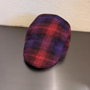 Primer plano de la textura de cuadros violeta y roja en gorra de lana estilo vintage