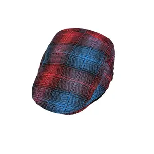 Gorra vintage con diseño de cuadros rojos y azules de estilo británico sobre fondo blanco