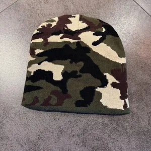 Berretto invernale in maglia con motivo mimetico giungla nei colori verde oliva e marrone