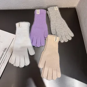 Flauschige Strickhandschuhe aus Kaninchenfell in vier Pastellfarben mit Handmade-Label