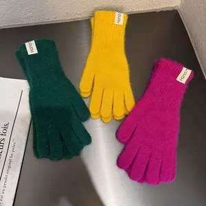 Weiche Mohair-Strickhandschuhe in Grün, Gelb und Rosa mit handgemachtem Textiletikett