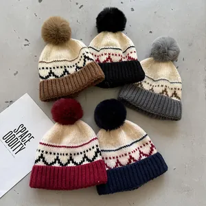 Dames Retro Geometrisch Jacquard Gebreide Muts Met Kunstbontbal Winter Warme Pompon Muts Zachte Acryl Kleurblok Cap