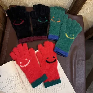 Gants d'hiver en tricot duveteux avec motif smiley brodé en noir, vert et rouge chic