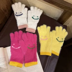 Gants en peluche doux à motif smiley pour femmes, gants tricotés d'hiver en trois couleurs