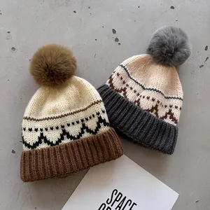Retro gebreide jacquard muts met pompon in beige en grijs voor winter en skiën