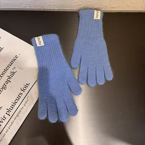 Detailaufnahme der blauen Strickhandschuhe aus Kaninchenfell mit weicher Plüschtextur