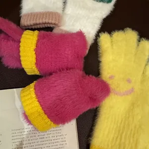 Gants d'hiver en peluche avec écusson sourire, coloris rose, jaune et blanc en fausse fourrure