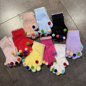 Winter-Plüschhandschuhe für Damen mit bunten Pompons in verschiedenen Farben