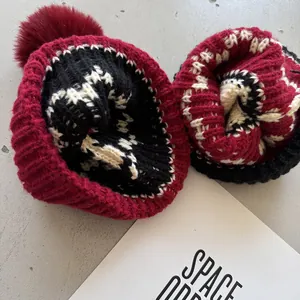 Winter gebreide mutsen met rood en zwart jacquardpatroon en zachte pompon detail