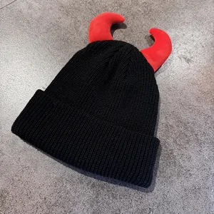 Berretto nero in maglia con corna da diavolo rosse, stile punk festivo e accattivante