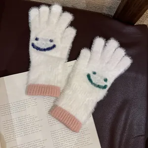Gants en peluche blancs avec visages souriants et poignets en tricot rose