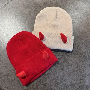 Berretti in maglia con corna da diavolo rosso e beige per coppie, stile hip-hop Halloween