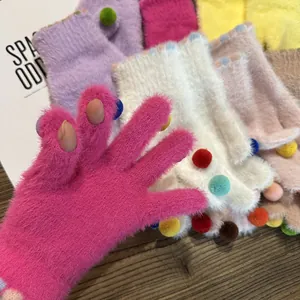 Plüschige Fingerlose Strickhandschuhe mit bunten Pelzbommeln für Damen im Winter