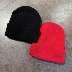 Berretto in maglia nero e rosso con corna in vista piatta e trama a costine