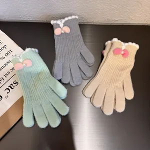Tre paia di guanti in maglia menta, grigio e kaki con fiocchi e decorazioni di perle