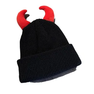 Divertente berretto in maglia nera con corna da diavolo rosse per Natale e freddo