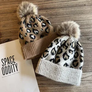 Gestrickte Beanies mit Leopardenmuster und flauschigen Bommeln in Braun und Beige