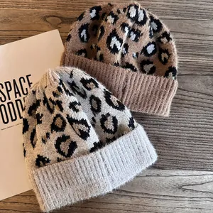 Detailansicht von Strickmützen mit Leopardenmuster, flauschiger Textur und Rippbündchen