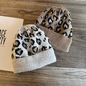 Flauschige Strickmützen mit Leopardenmuster in Grau und Hellbraun aus weichem Mohair