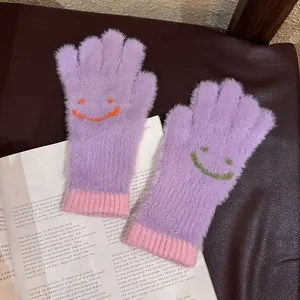 Détail de gants en tricot pelucheux violets avec texture douce et broderie smiley