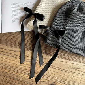 Berretti in maglia chic con nastri di raso neri nei colori beige e grigio