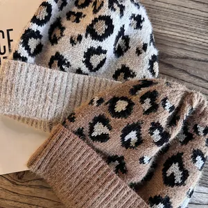 Modische Strickmütze mit Leopardenmuster in Grau und Braun mit flauschiger Textur