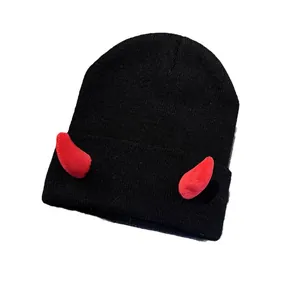Berretto in maglia hip hop nero con corna da diavolo rosse per Halloween party