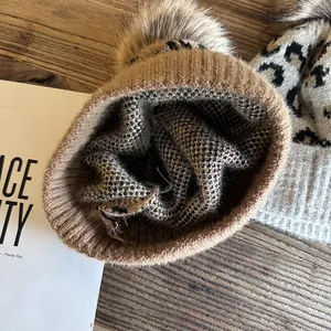 Outdoor Strickmütze mit Leopardenmuster und großem Kunstfell-Bommel für den Winter