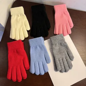 Detailansicht von sechs Farben Strickhandschuhen mit gerippten winddichten Bündchen