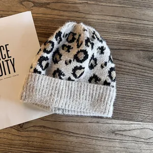 Detailaufnahme der Leoparden-Strickmütze mit flauschiger Textur und geripptem Umschlag