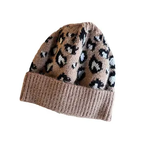 Gemütliche Strickmütze mit Leopardenmuster aus Kunstnerz für Damen und Herren im Winter