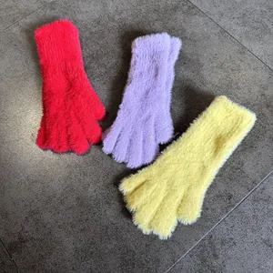 Detail von weichen Plüsch-Strickhandschuhen in Rot, Violett und Gelb mit Nerzimitat-Textur