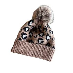 Winter-Strickmütze mit Leopardenmuster und großem Kunstfell-Bommel für wohlige Wärme