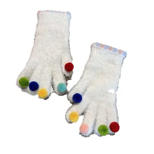 Süße weiße Plüsch-Winterhandschuhe für Damen mit bunten Bommeln und gestreiften Bündchen