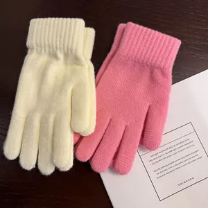 Winterstrickhandschuhe aus Wolle in Rosa und Cremegelb mit warmen Rippbündchen