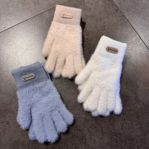 Dicke Kunstmink-Winterhandschuhe für Damen mit Rentier-Lederaufnäher in drei Farben