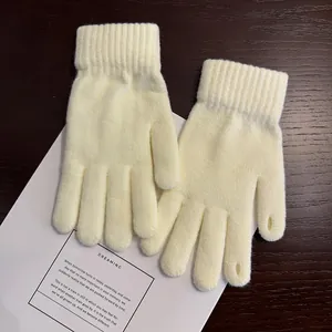 Makrodetail cremeweißer Strickhandschuhe mit Rippbündchen und Touchscreen-Fingeröffnung