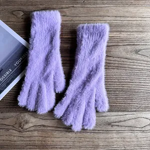 Detail von flauschigen hellvioletten Winterhandschuhen mit Mohair-Textur und Rippbündchen