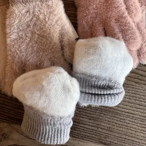 Detailansicht der Winterhandschuhe mit dickem Lammwollfutter und grauem Strickmuster