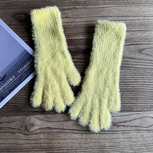 Detail der flauschigen Nerzimitat-Textur und der langen Rippbündchen gelber Winterhandschuhe