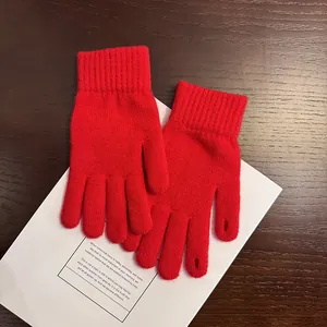 Detail von roten Strickhandschuhen mit Touchscreen-Funktion und gerippten Bündchen