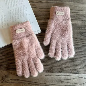Detailansicht der rosa flauschigen Winterhandschuhe mit Rippbündchen und Elch-Lederpatch